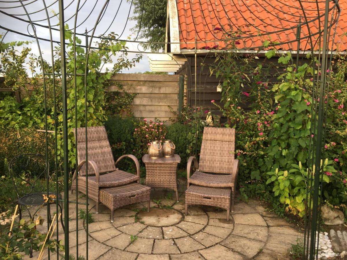 T Huuske Tuinappartement Met Fantastisch Uitzicht, Nabij Zee Zonnemaire Exterior photo